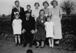 40.caa13.  Familie foto  achter het huis aan de Gaswijk te Oude Pekela.  1938